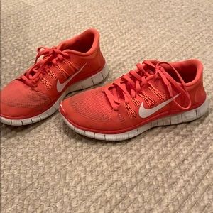 Orange Nike frees.